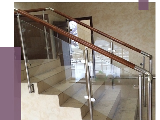 Комбинированные перила из металла и дерева в Дивногорске